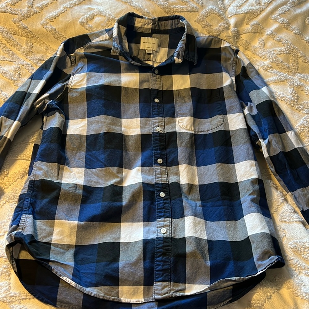 Men’s American Eagle button down shirt. Size XL classic fit.